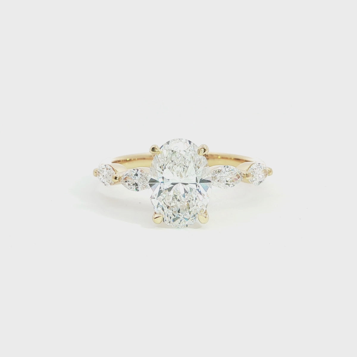 加载视频:Oval Diamond with marquise diamonds ring