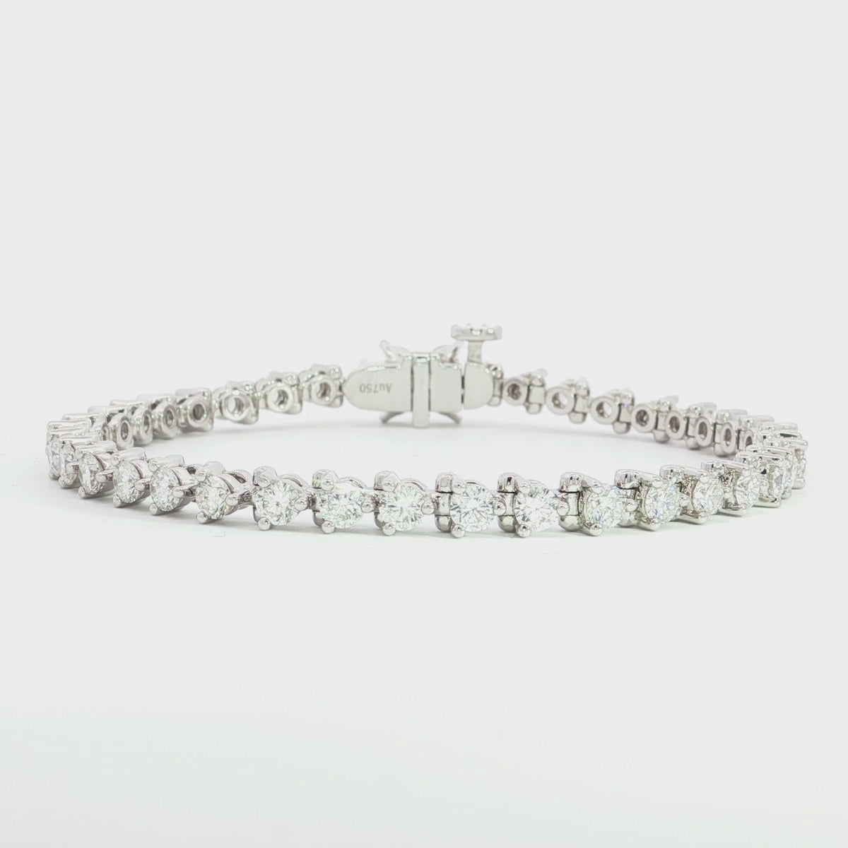 加载视频:White Gold Diamond Tennis Bracelet with Round Brilliant Cut Diamonds