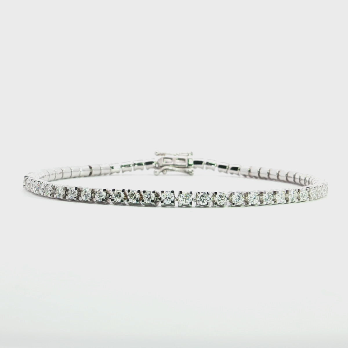 加载视频:Elegant White Gold Diamond Tennis Bracelet 2.06CT