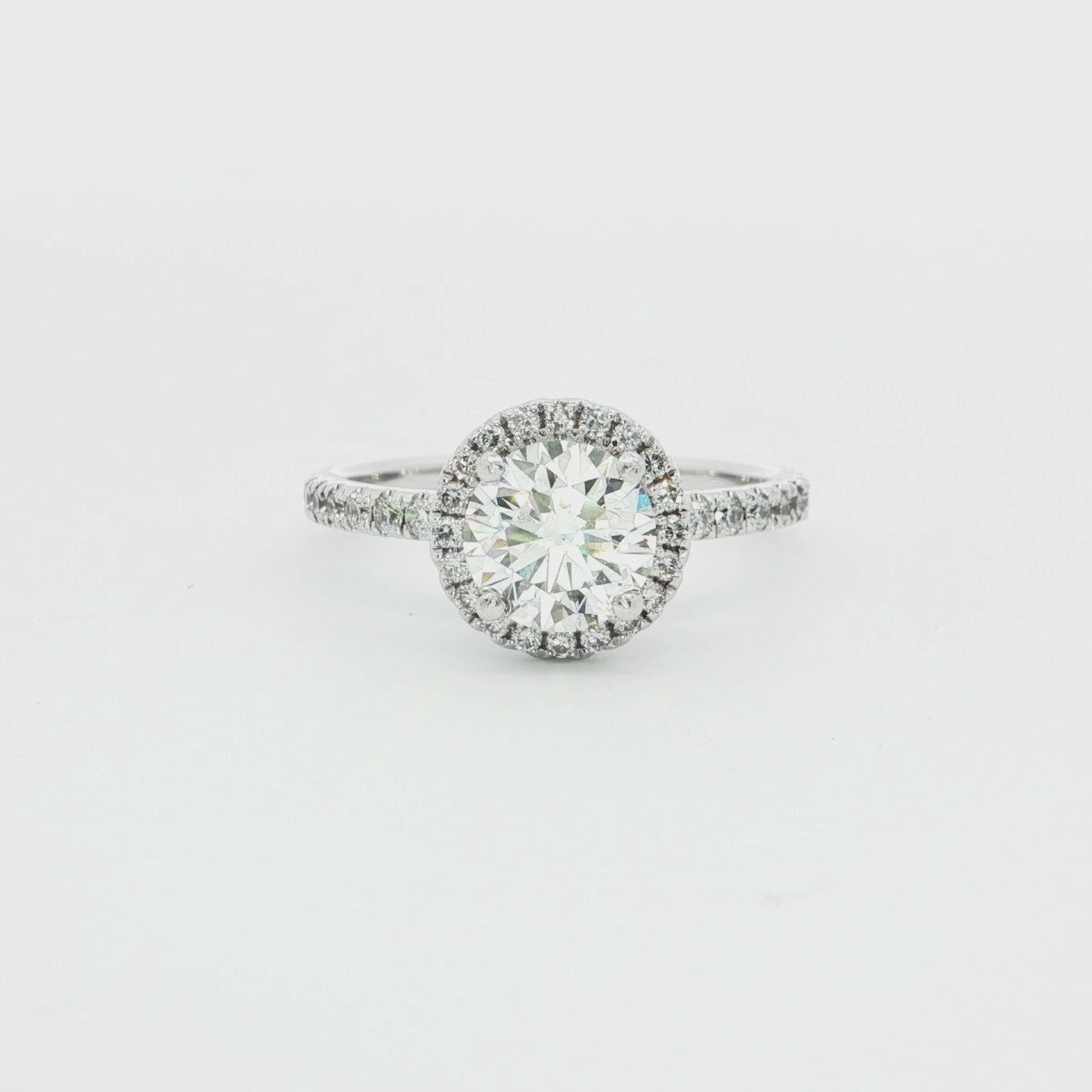 加载视频:18K Gold Diamond Halo Engagement Ring
