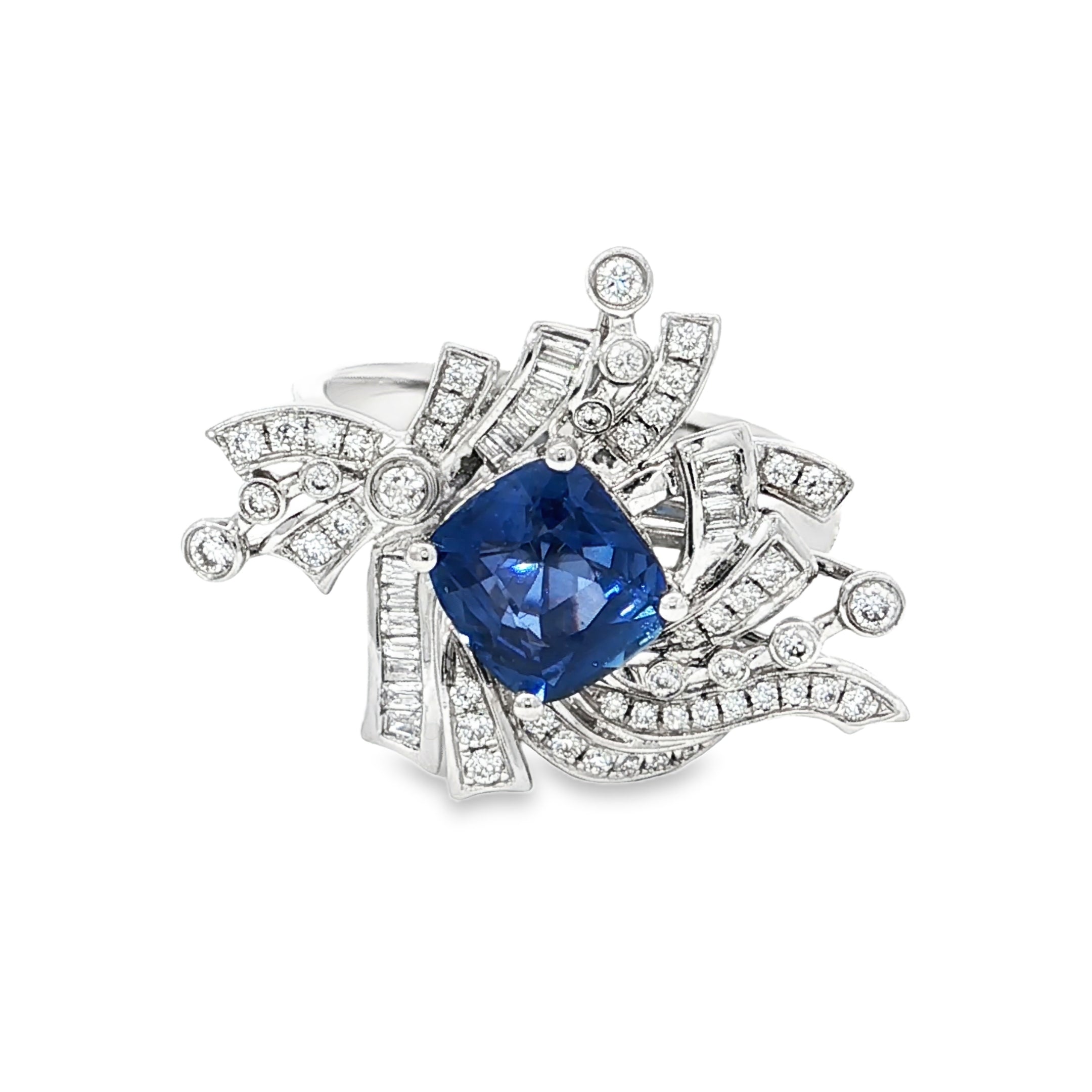 Bague cocktail en or blanc avec saphir bleu profond taille coussin