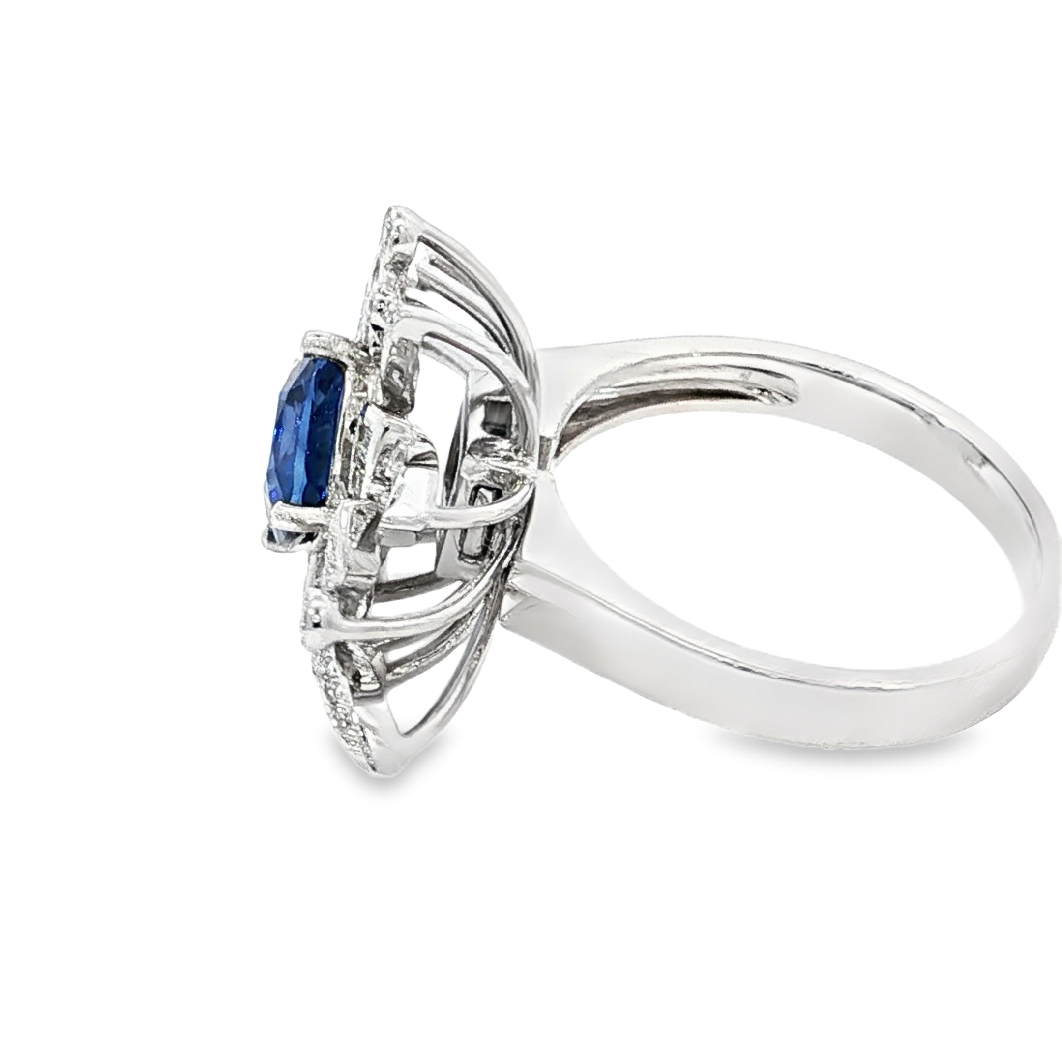 Bague cocktail en or blanc avec saphir bleu profond taille coussin