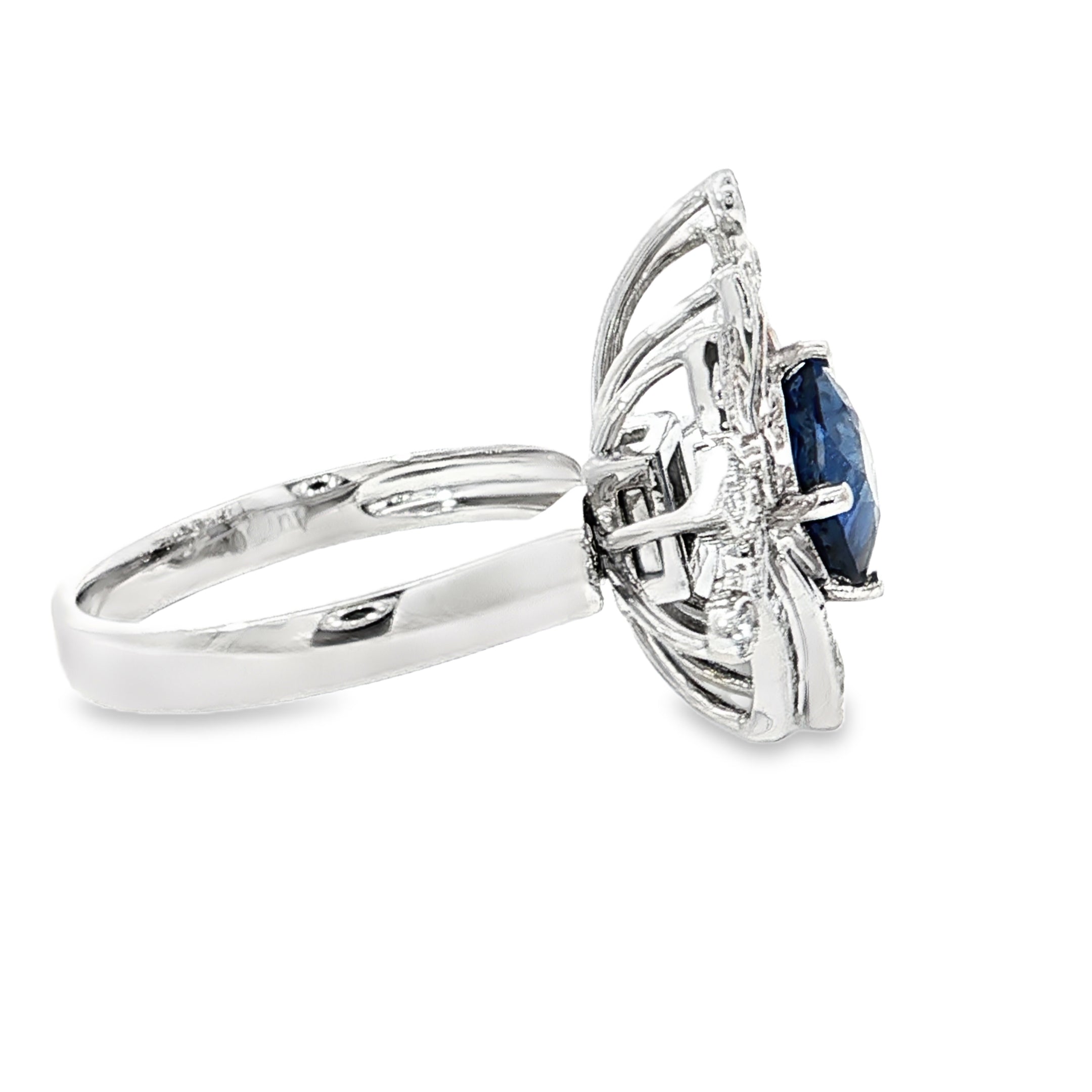 Bague cocktail en or blanc avec saphir bleu profond taille coussin