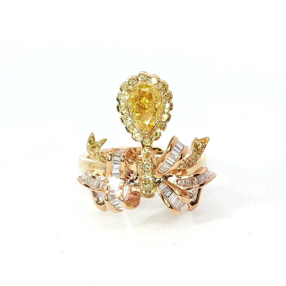 Goldener Cocktailring mit birnenförmigem Fancy Yellow Diamond