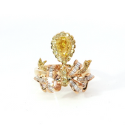 Goldener Cocktailring mit birnenförmigem Fancy Yellow Diamond