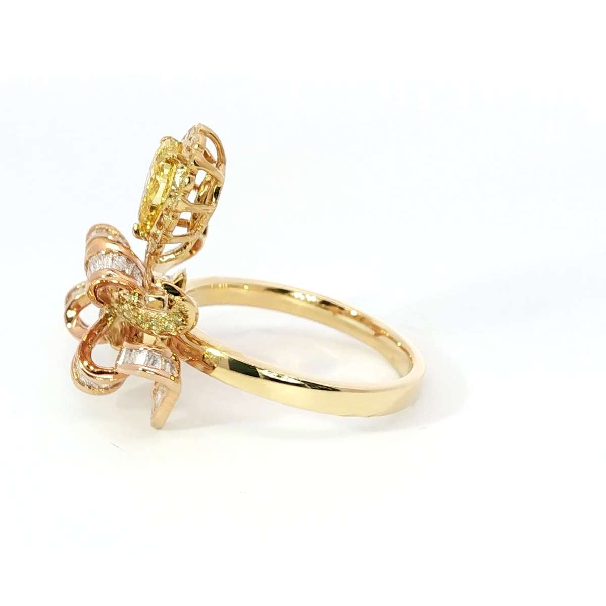 Goldener Cocktailring mit birnenförmigem Fancy Yellow Diamond