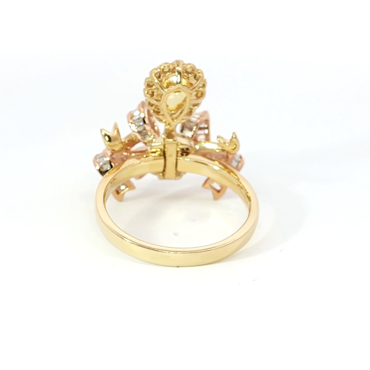 Goldener Cocktailring mit birnenförmigem Fancy Yellow Diamond