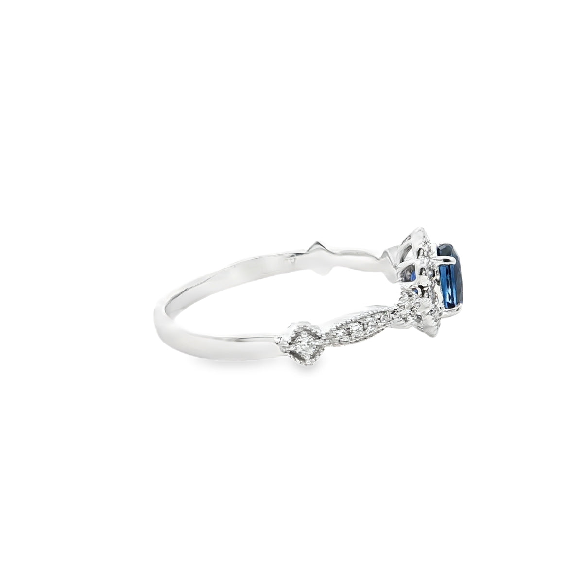Bague en or 18K avec saphir et diamants latéraux