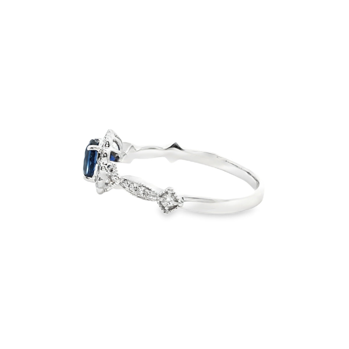 Bague en or 18K avec saphir et diamants latéraux