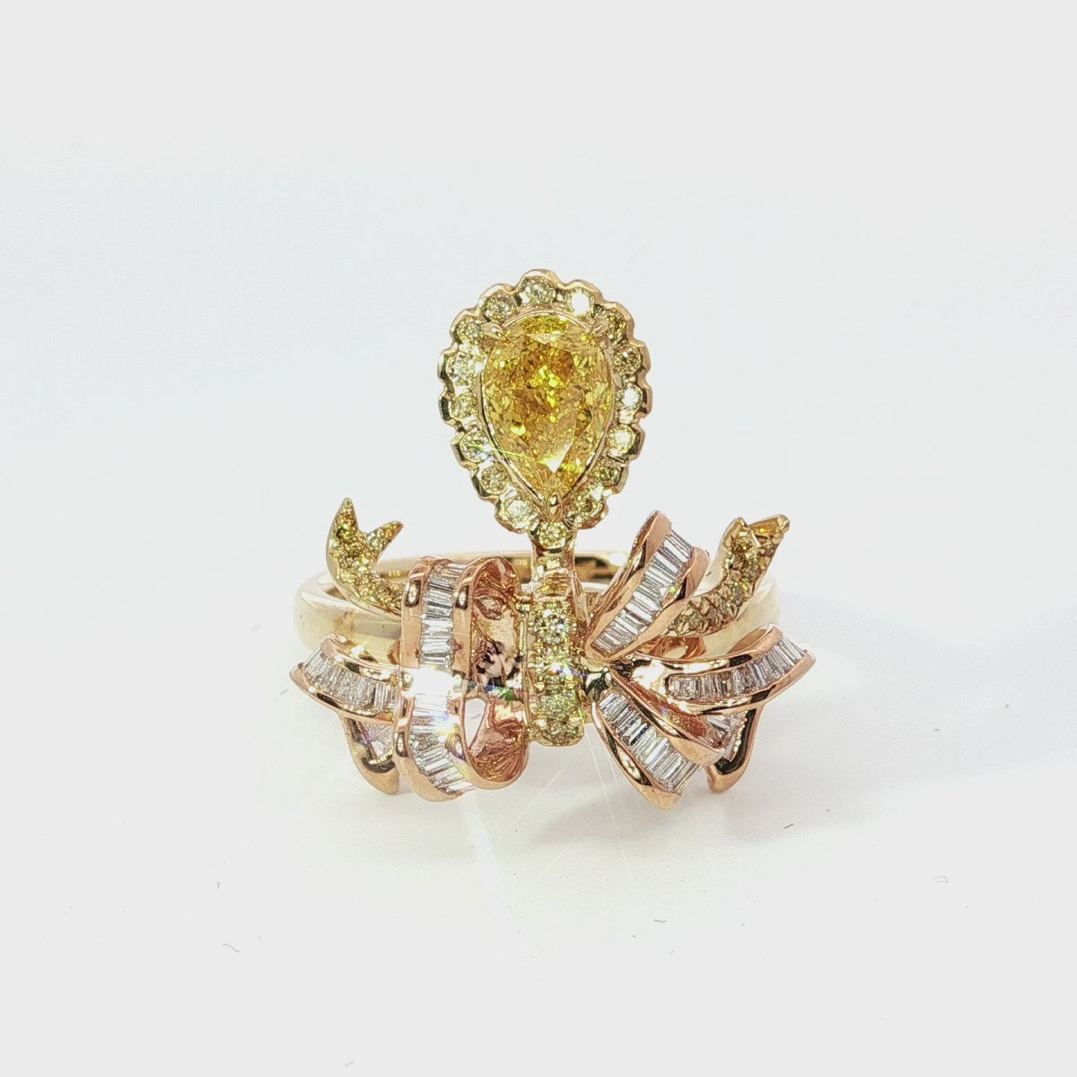 Video laden: Goldener Cocktailring mit birnenförmigem Fancy Yellow Diamond