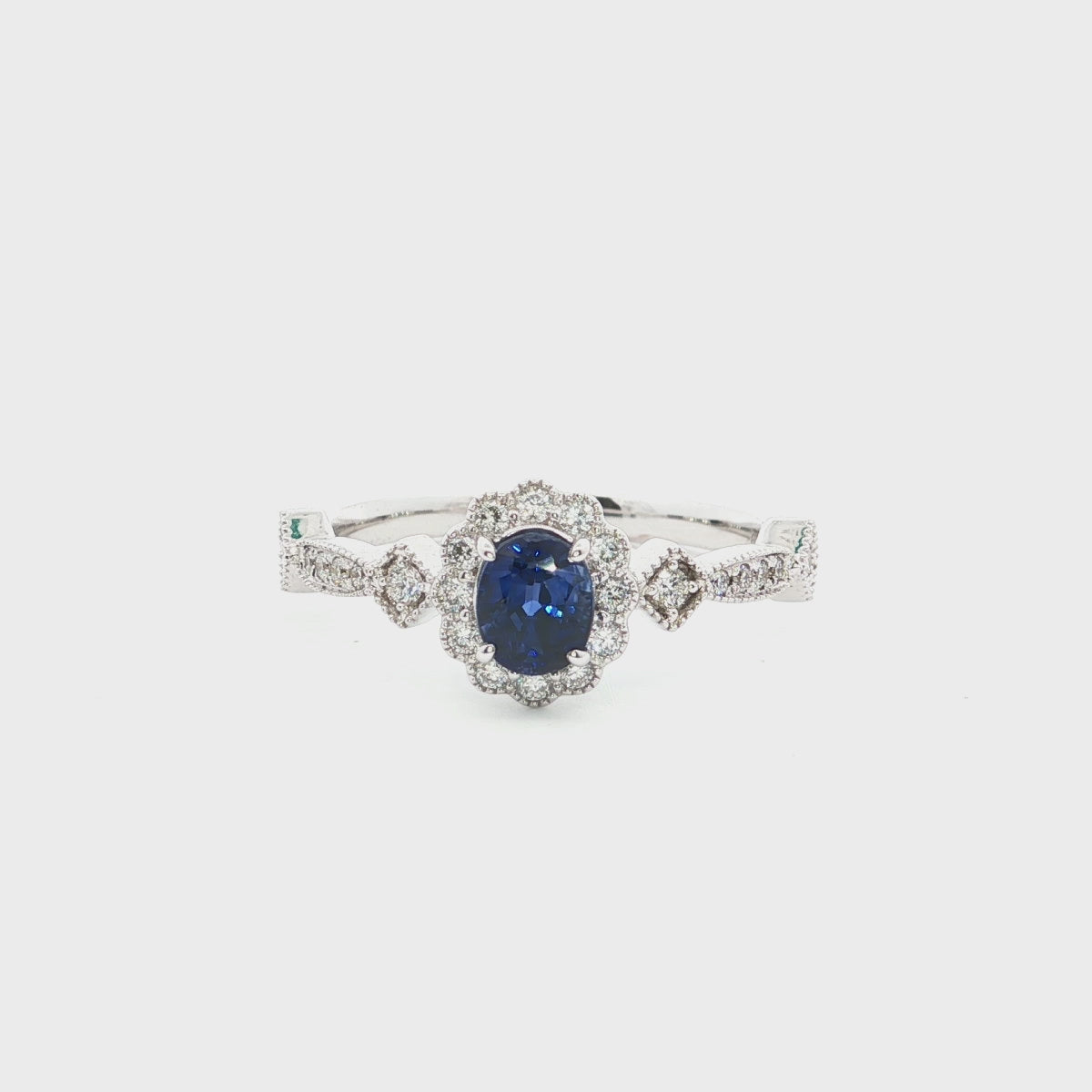 Charger la vidéo : Bague en or 18K avec saphir et diamants latéraux