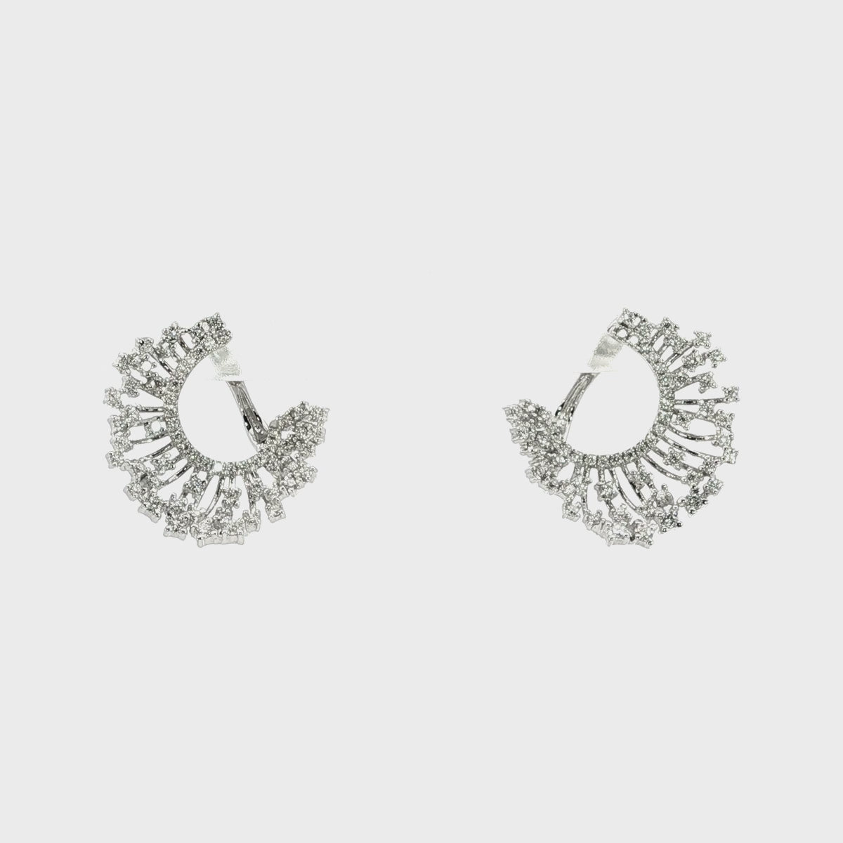 加载视频：White Gold Hoop Earrings with Round Brilliant Diamonds