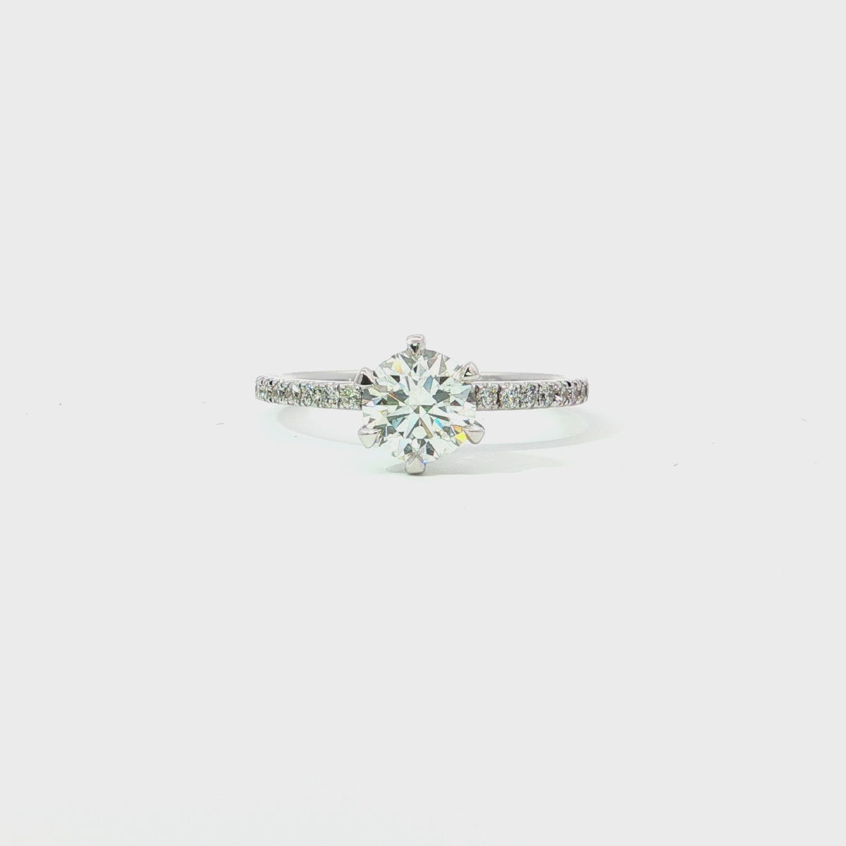 Charger la vidéo : 18K Bague de fiançailles en or blanc avec diamant taille ronde